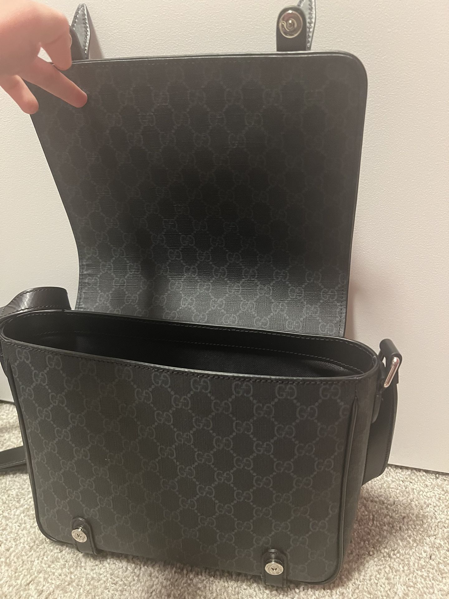 Gucci Messenger Bag/ Comes With Certifs