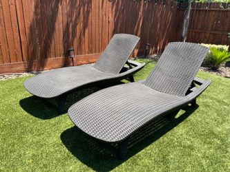 Pool lounge chairs