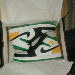 Jordan 1 Mid Oakland Size 9.5 Deadstock
