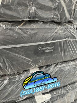 Black Beautyrest Queen firm mattress and Boxspring bed set Colchon y tambor