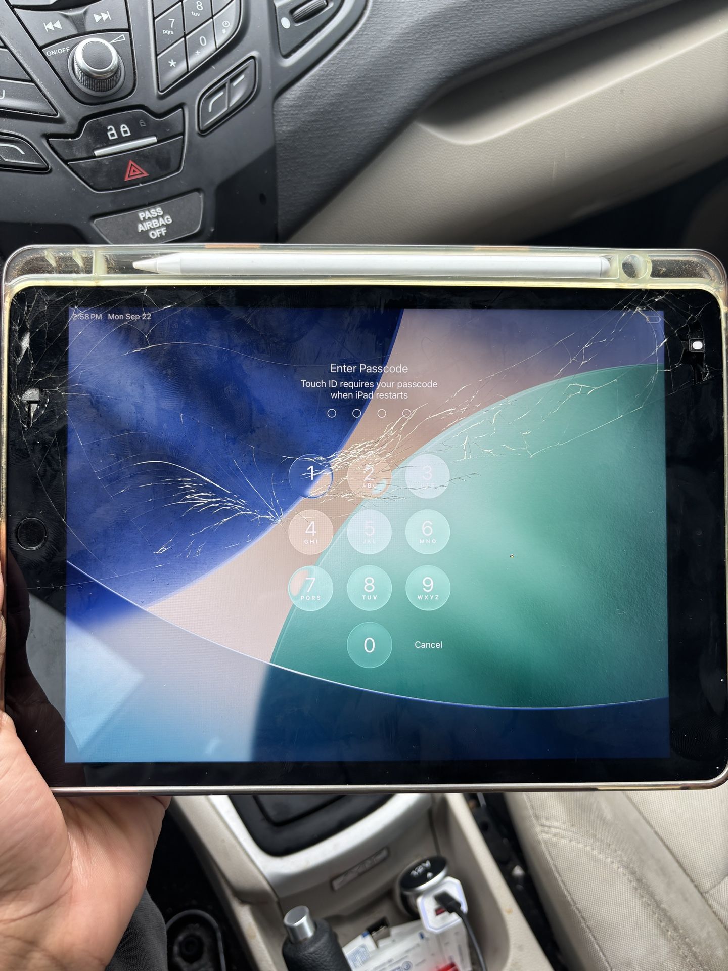 iPad ( Fully Functionalable ) Cracked Screen