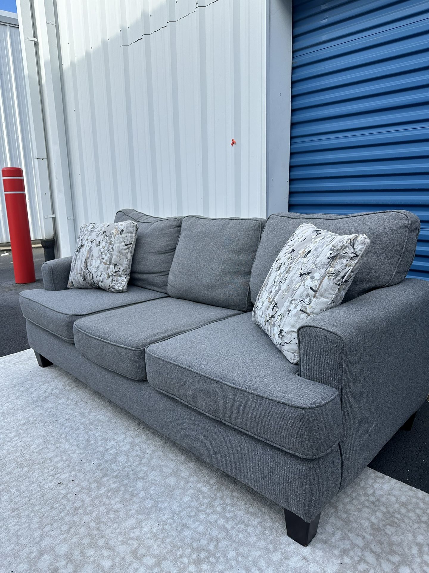 🚚FREE DELIVERY🚚Raymour&Flanigan-Alphie Sofa