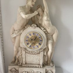 Beautiful Vintage Statues With Clock In It