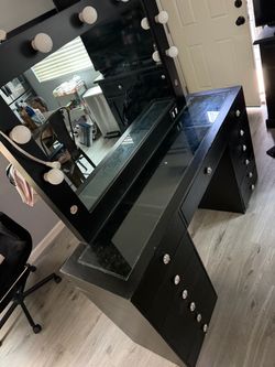 Makeup vanity