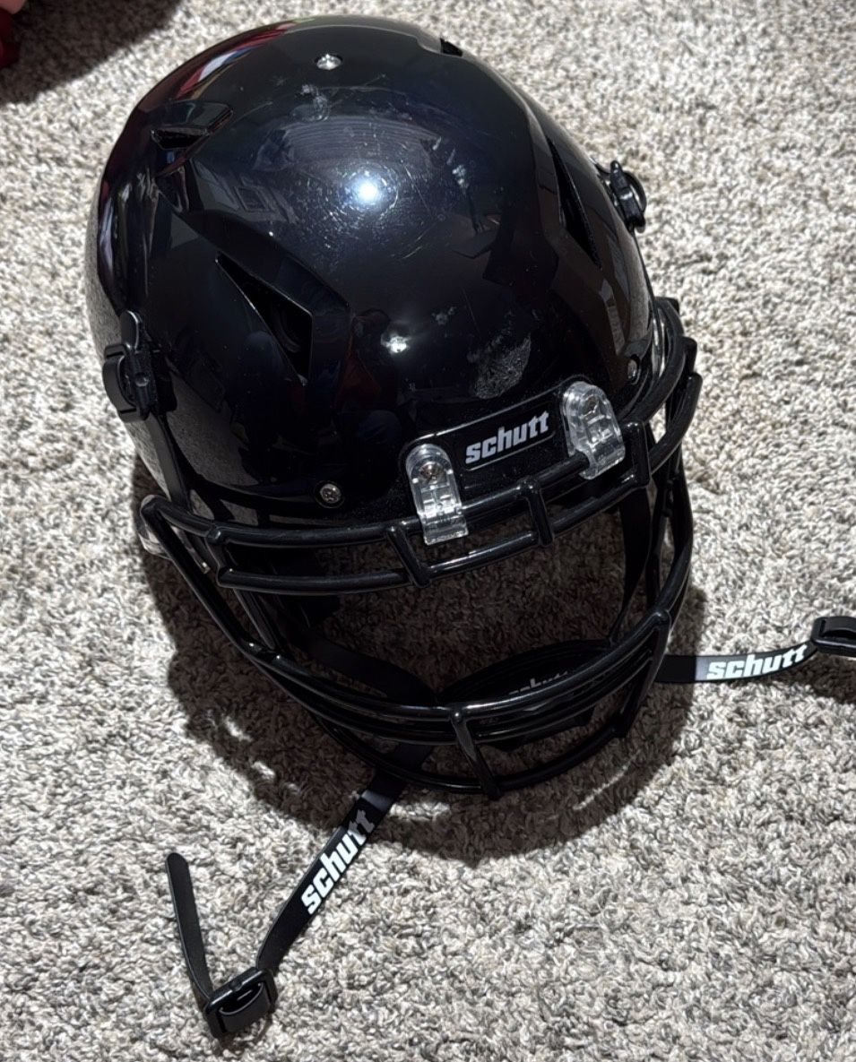 BRAND NEW - Youth Schutt Vengeance A11 2.0 Helmet (Black/Medium) - **UNWORN**