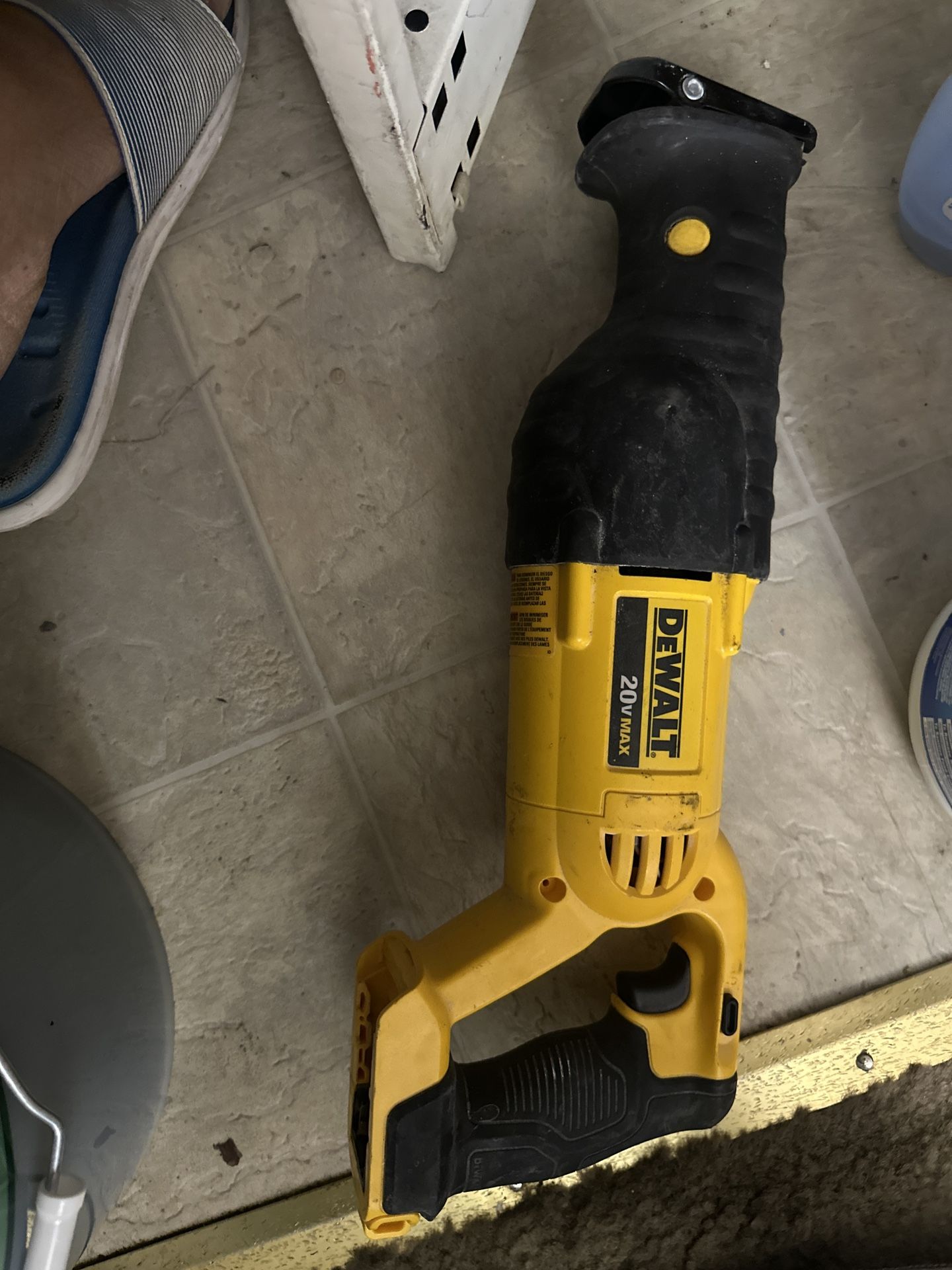 Use 20V MAX Cordless Reciprocating Saw (Tool Only