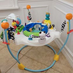 BUNDLE BABY ITEMS - HIGH CHAIR, BABY BOUNCER, BABY ACTIVITY JUMPER CENTER,  CONVERTABLE  BATHTUB 
