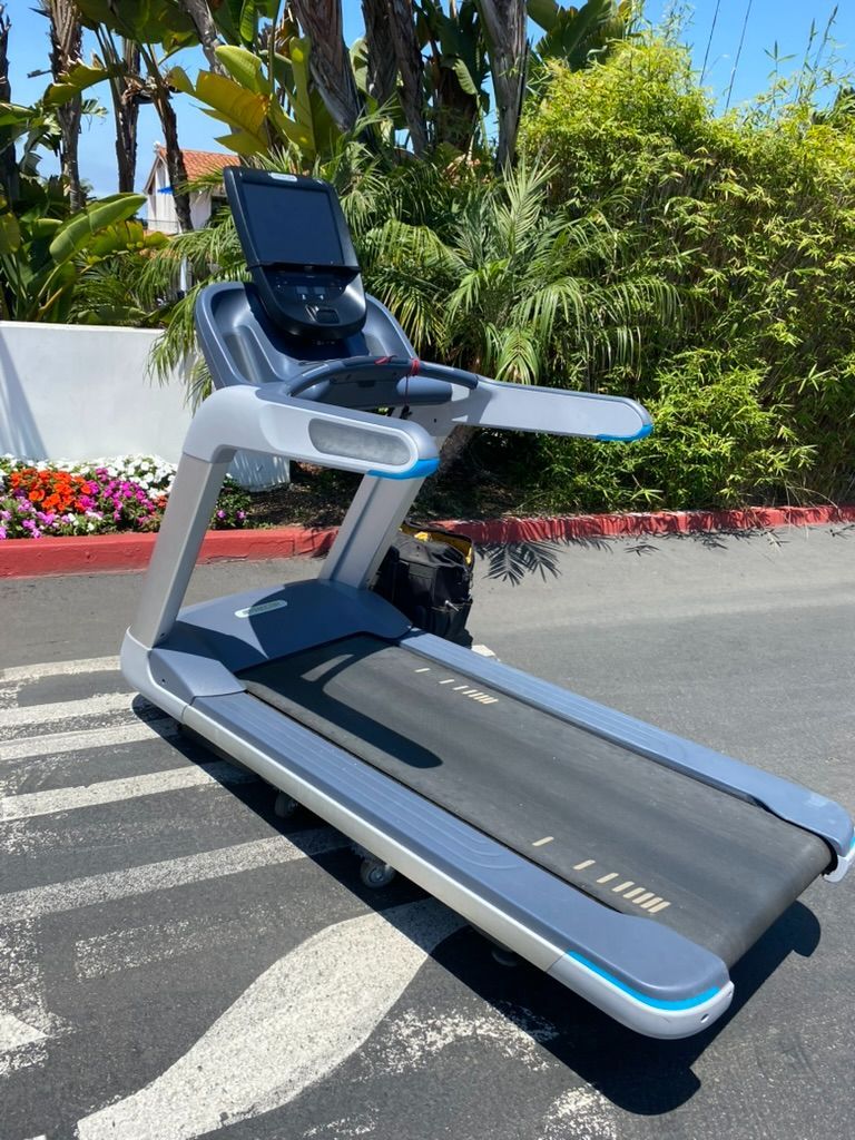 Precor 885 TRM Treadmill With P82 Console