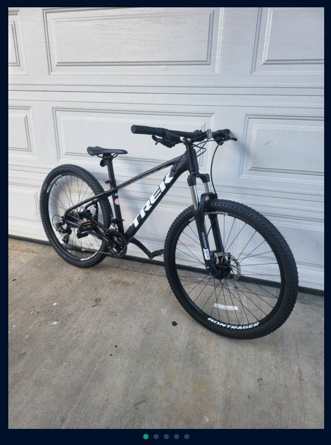 Trek Mountain Bike Size Adult Small Wheels 27.5 Multiple Speeds Hydraulic Disc Brakes