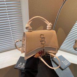 Personality Western temperament simple niche design small square bag 2025 summer new fashion women‘s one-shoulder cross-body bag