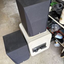 (2) VINTAGE YAMAHA SPEAKERS ( Great Condition As In Pictures ! ) BIG REDUCED PRICE FOR FAST SALE ( First Come First Serve ) DEAL 👍🙌👍