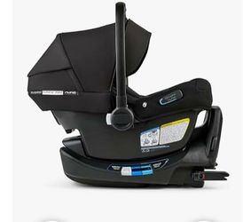 Nuna baby carseat with recliner base