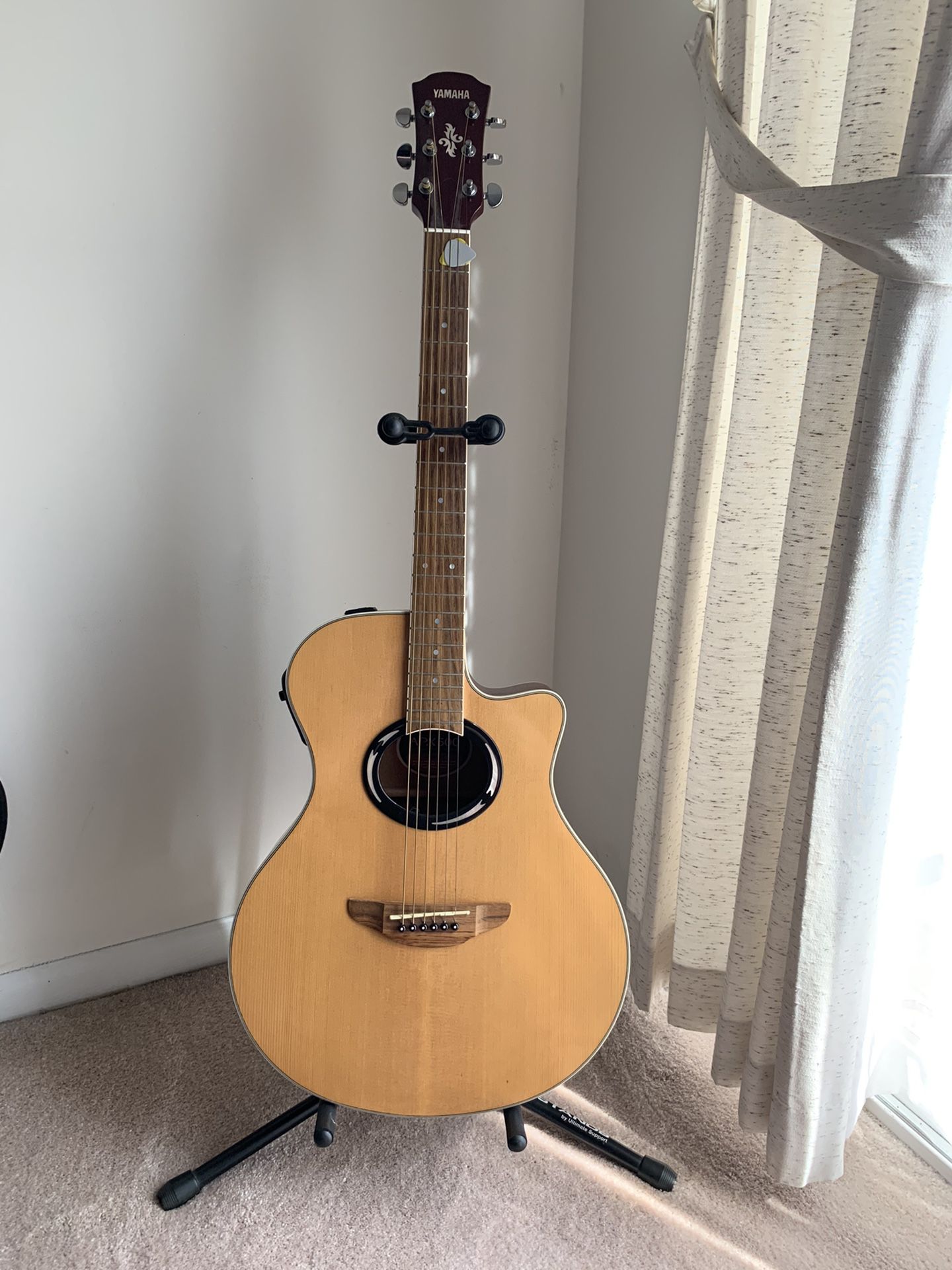 Yamaha APX 500 Acoustic Electric Guitar with Stand. Like new!