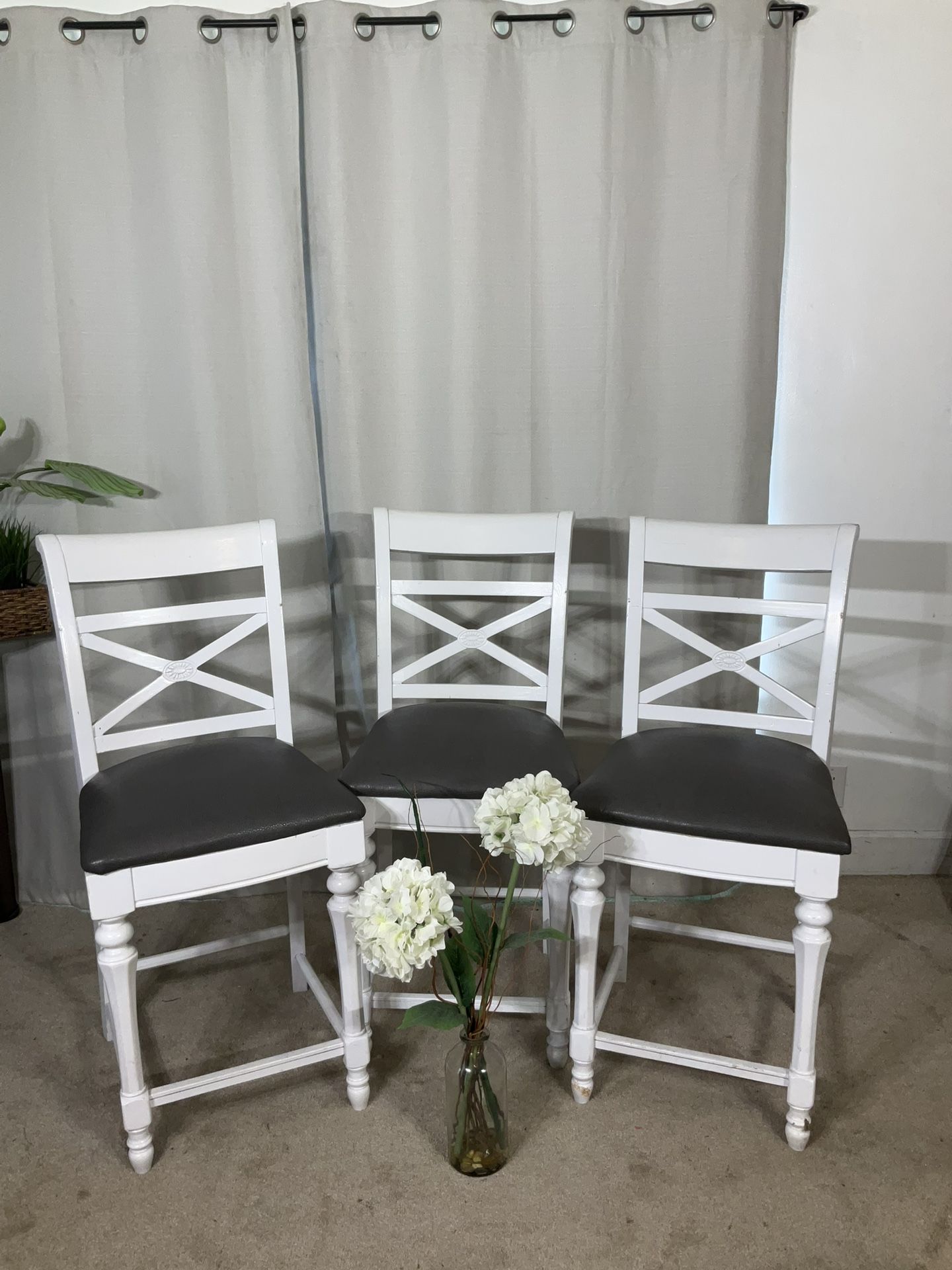 24” High Chairs / White Stools (3) / Sillas Altas