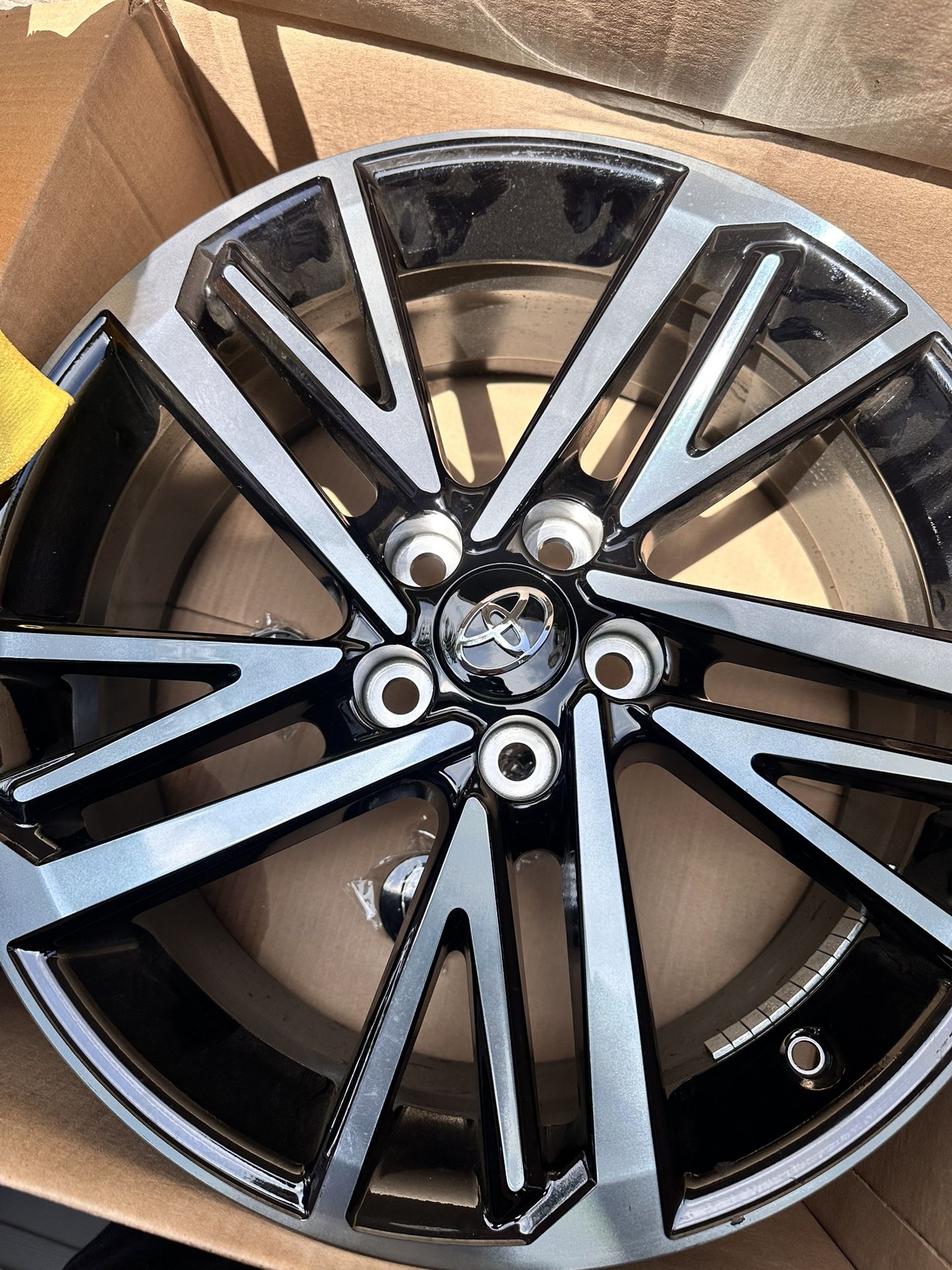 19’ in. Toyota Camry XSE Smoked Gray & Black-finished