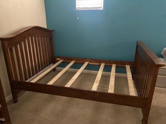 Full size wood bed