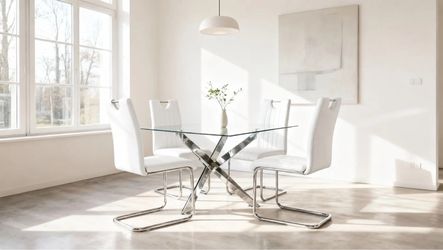Comedor disponible con sillas blancas