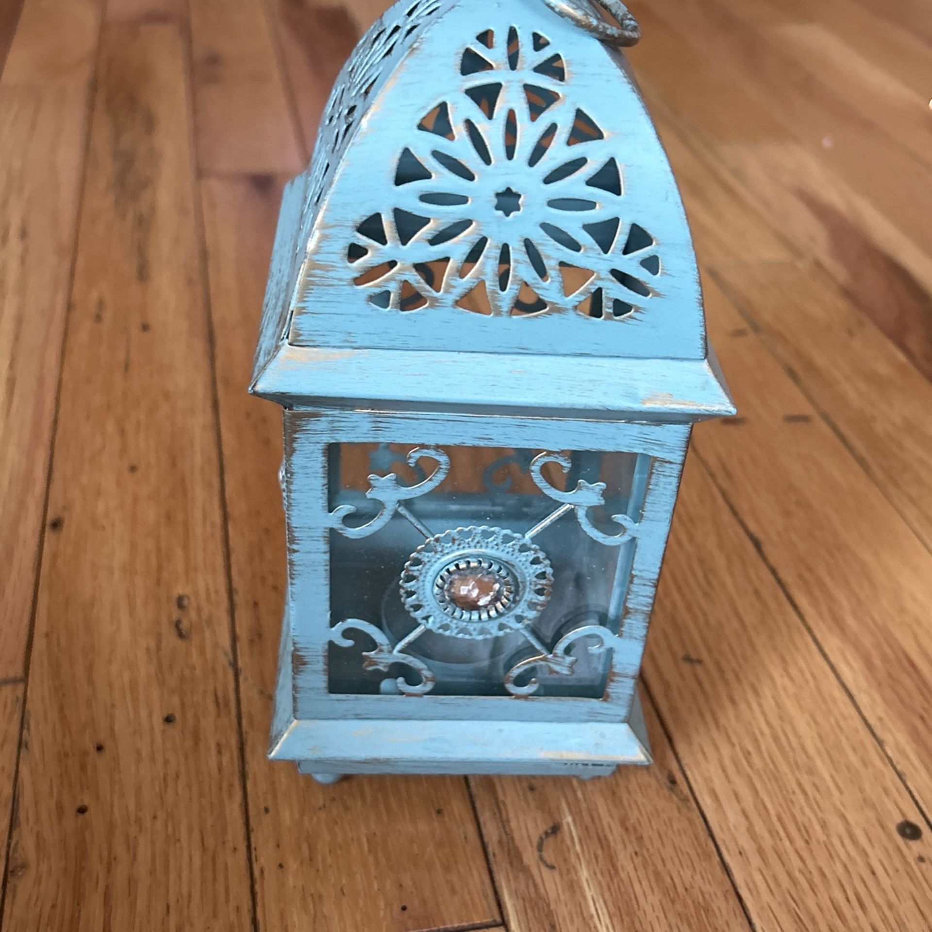 Tealight candle holder