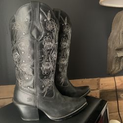 Like New Ladies Cowboy Boots Black With Roses