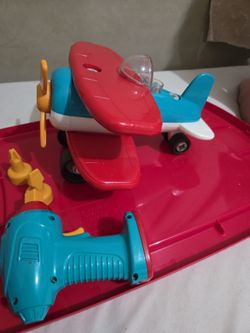 Battat building airplane