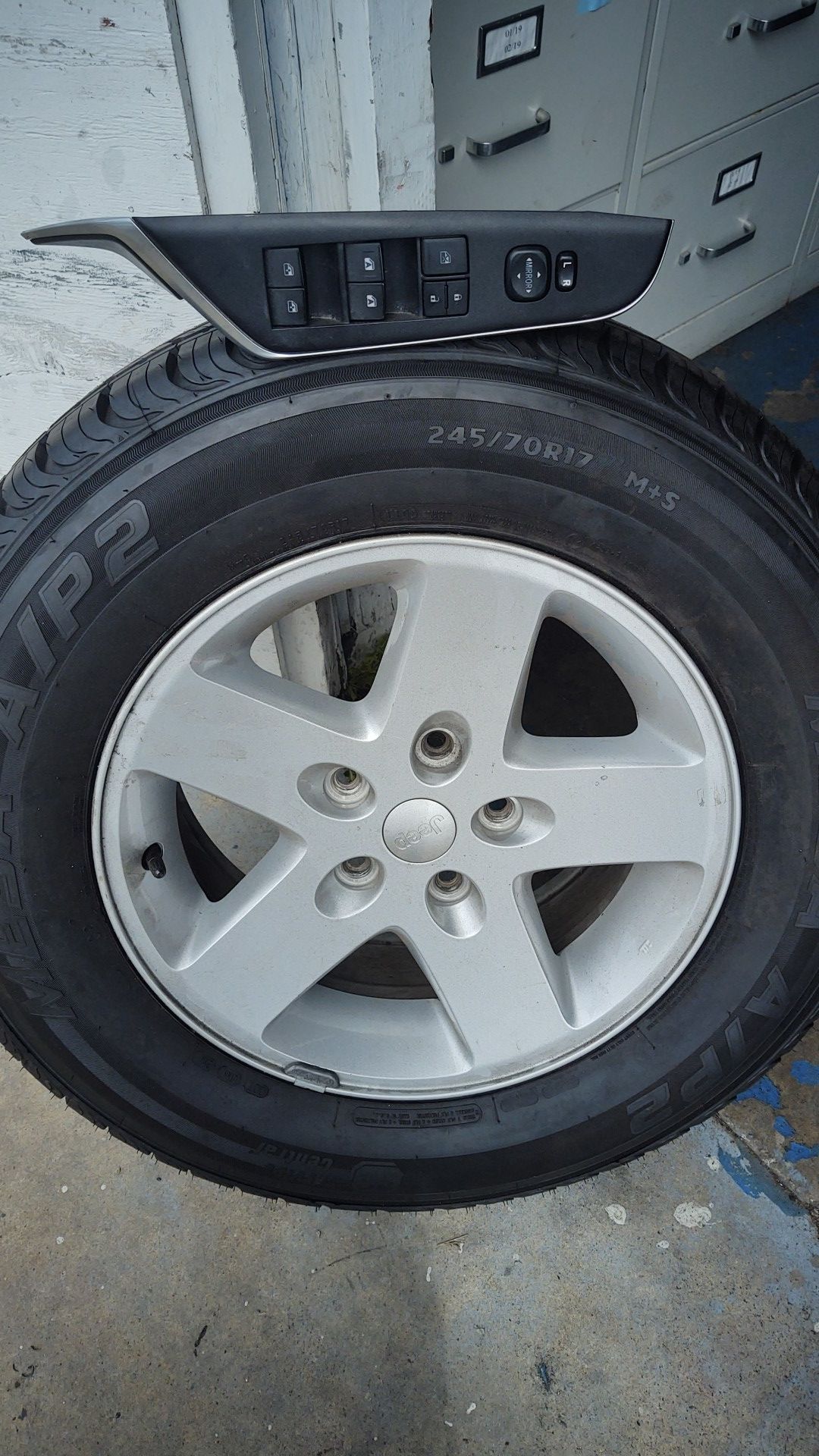 Jeep wheel and 17 Camry Main control
