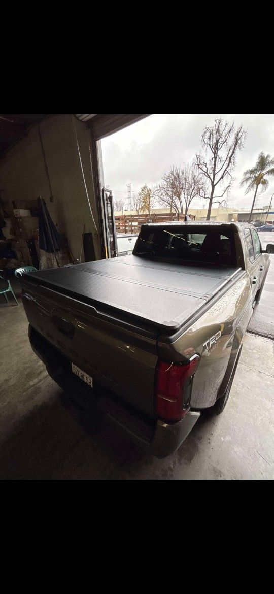 TONNEAU COVER IN STOCK FOR ALL TRUCKS, TAPADERA EN INVENTARIO PARA TODAS LAS TROCAS, HARD TRIFOLD BED COVERS, BEDLINERS, BED LINERS, SIDE STEPS, RACKS