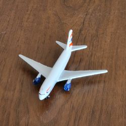 Matchbox Boeing 777- 200 British Airways Plane 2005 Mattel Diecast. 
Pre-owned, good shape, please see photos for details. It is 4.5' long