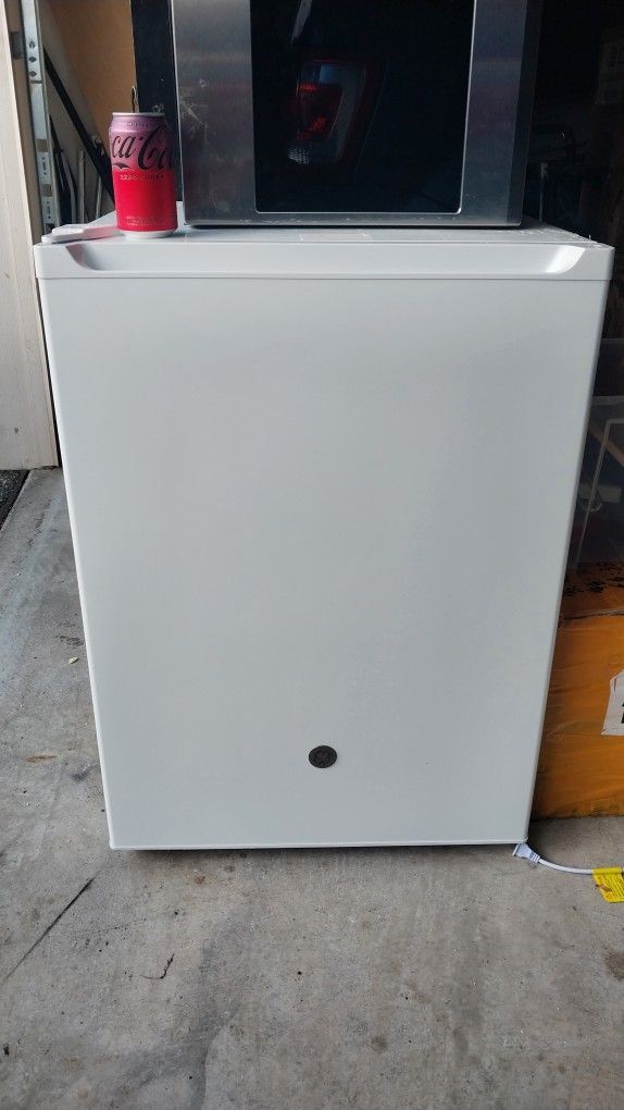 GE 5.6 Cubic Ft HUGE Mini Fridge 
