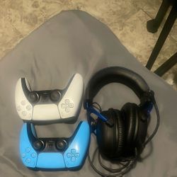 2 ps5 contollers and hyper x headset