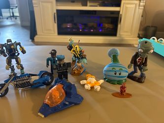 Mixed Toy Figure Lot – Roblox, PvZ, Sonic & More