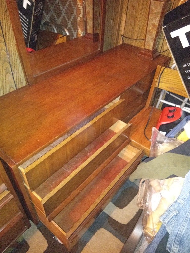 Dresser W/Mirror microfiber couch