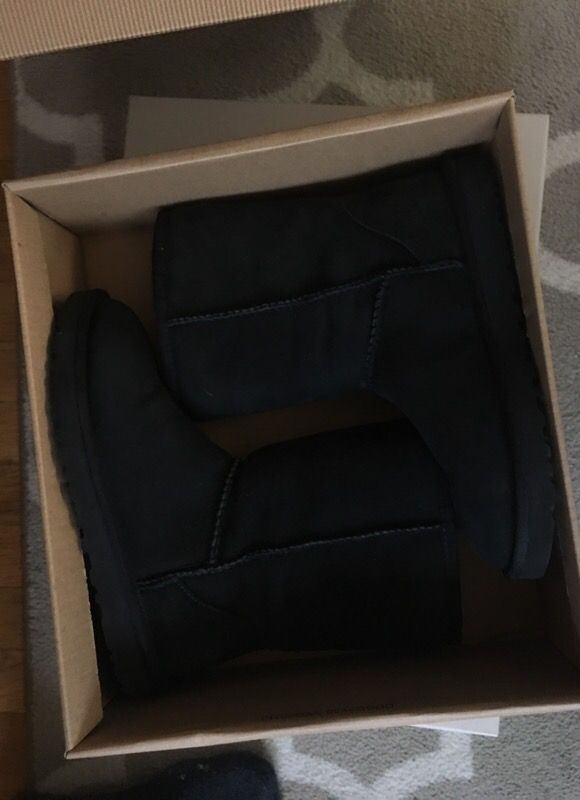 Size 7 uggs only worn once