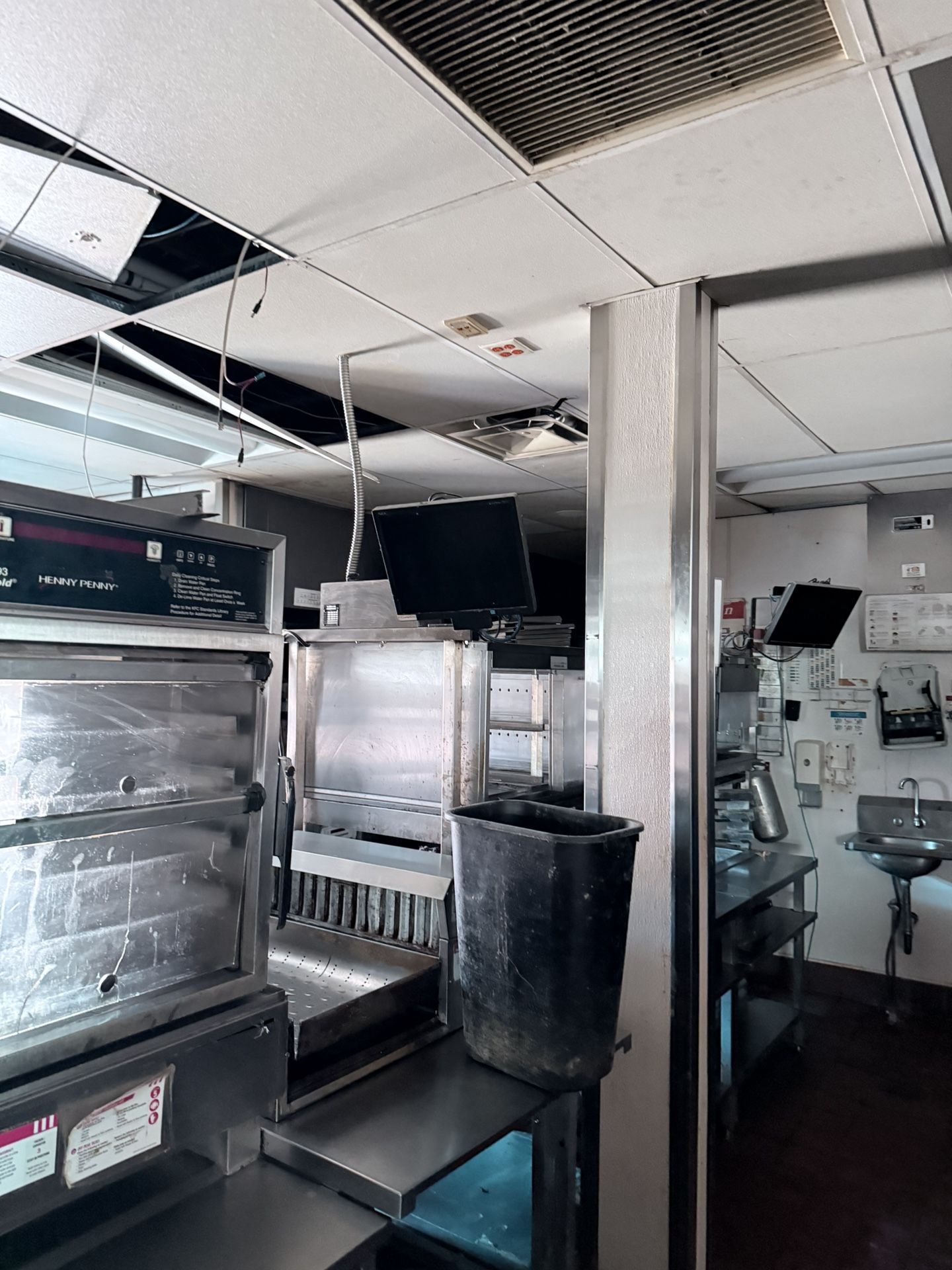 🔥 Fried Chicken Restaurant Equipment for Sale – $30,000 OBO 🔥