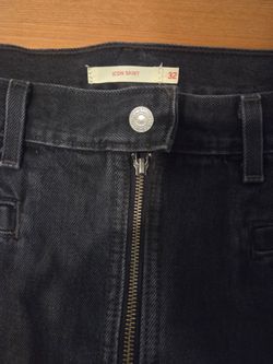 🔥 Levi’s Black Denim Skirt – Size 32 – Like New