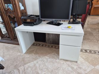 White desk and cbair