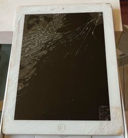 Pre Owner IPad Work Perfect ( Need Screen Repair). SALE $55 🎈