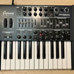 Arturio Minibrute Analog Synthesizer Black - Near Mint