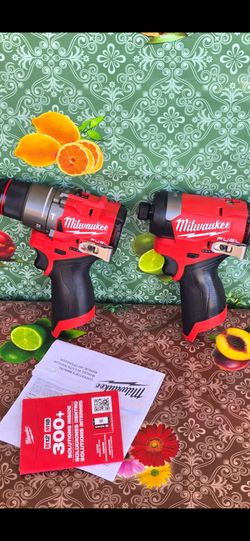 Milwaukee
M12 FUEL 12V Lithium-Ion Brushless Cordless 1/2 in. Hammer Drill and 1/4 in hex impact driver