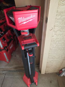 Milwaukee M18 Rocket light