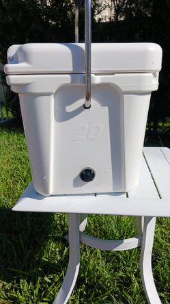 YETI Roadie 20 Hard Cooler Coral Limited Edition RARE for Sale in Upper  Arlngtn, OH - OfferUp