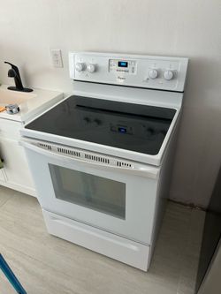 Whirlpool Electric Glass Top White Stove/Oven/Range - Freestanding