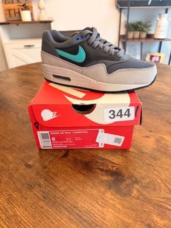 Nike Womens Air Max 1 Essential Size 6