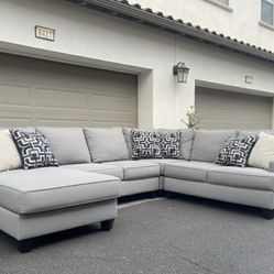 Beautiful Light Gray Sectional Couch In Excellent Condition - Free Delivery 🚚 