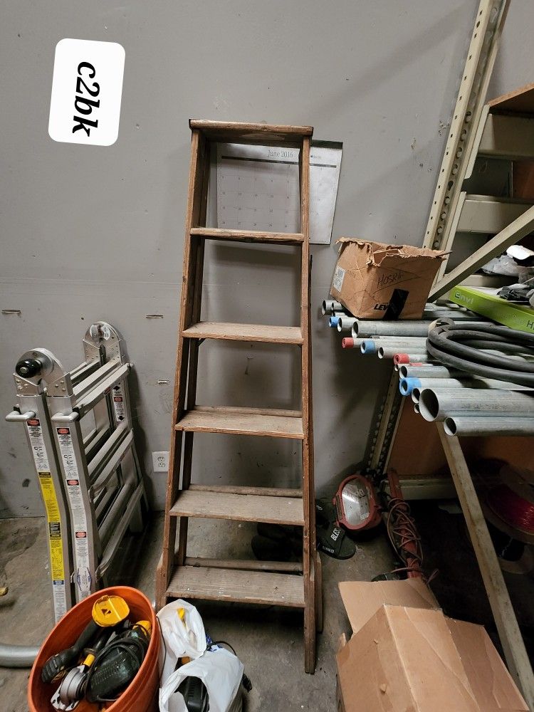 Wooden 6 Ft Ladder