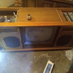 Vintage radio/record player entertainment center