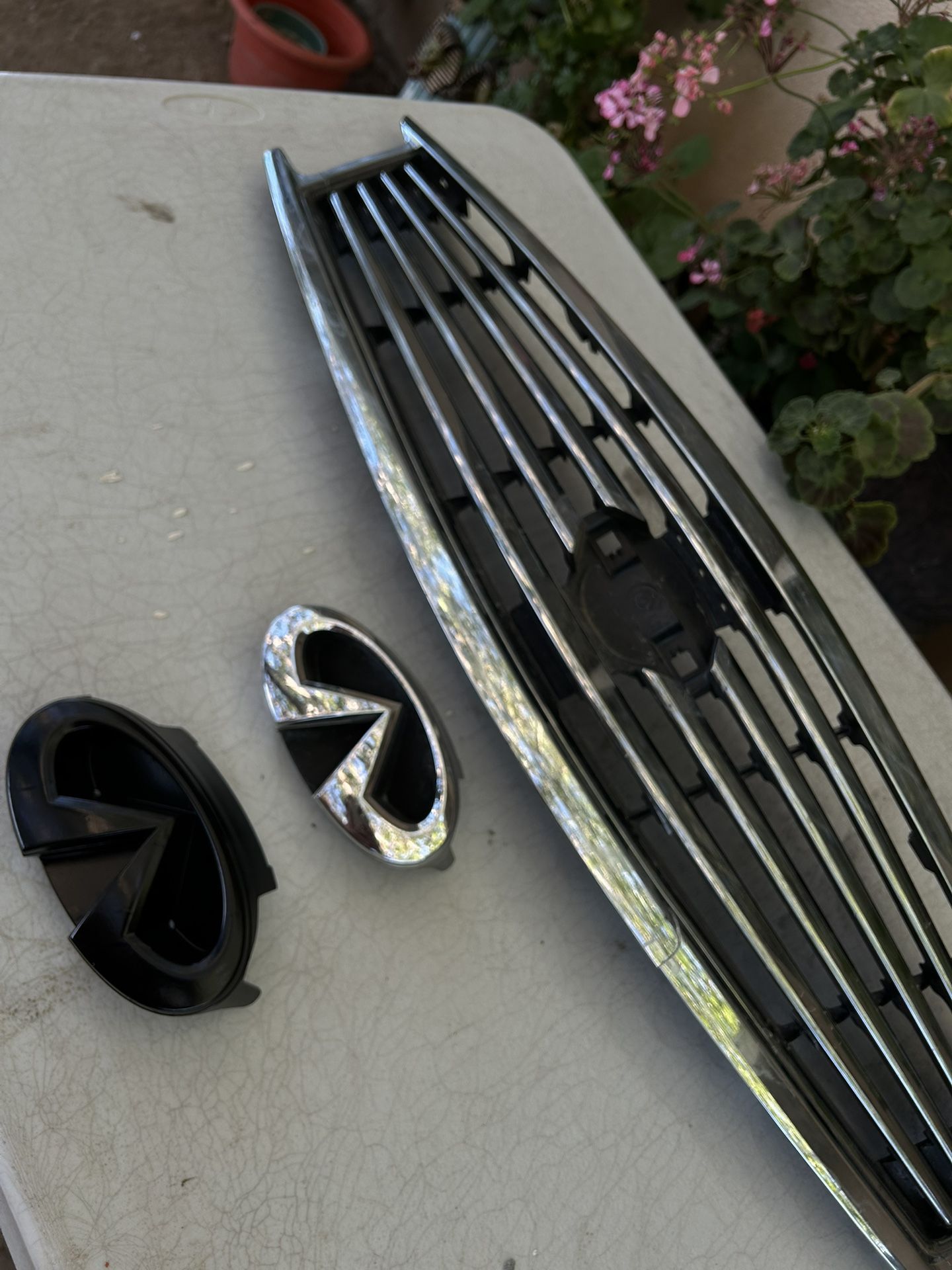 Infiniti G37 Sedan Front Grill / Emblem 