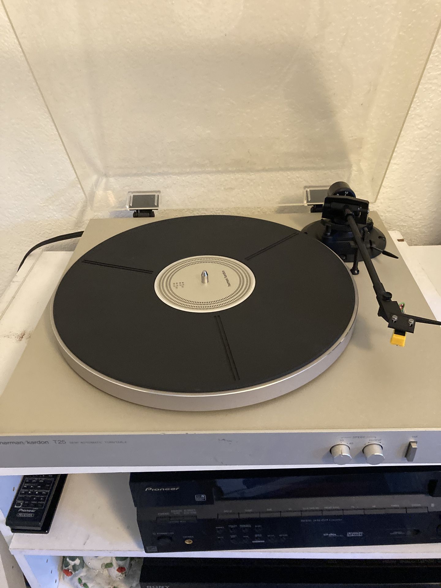 HARMON KARDON TURNTABLE T-25