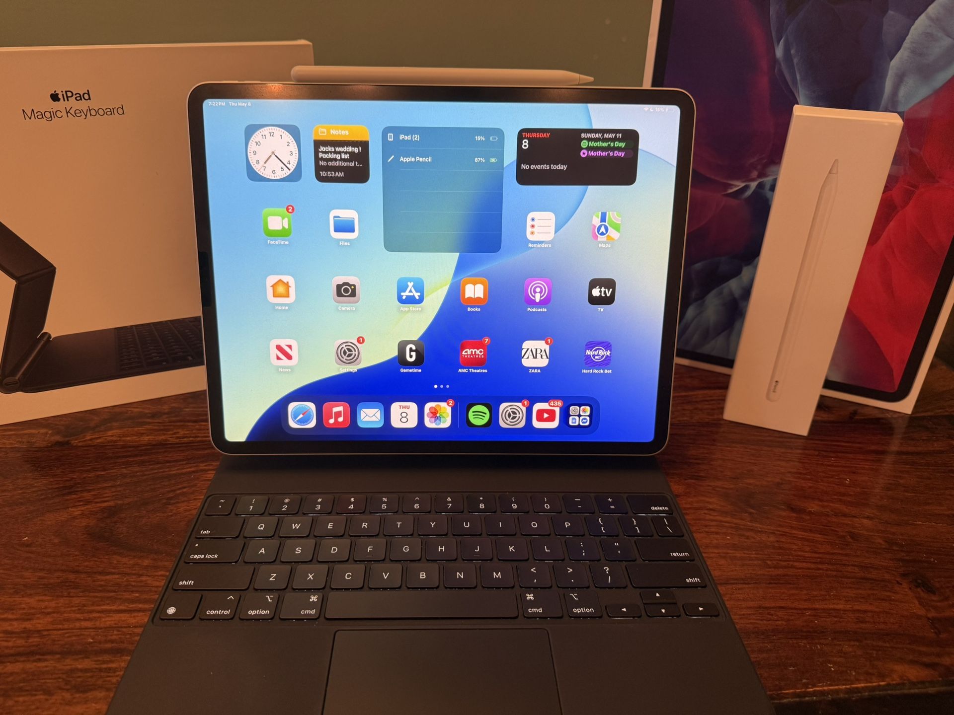 512 gb IPad Pro 12.9 inch 4th generation +Magic Keyboard and Apple Pencil