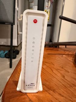 Selling a ARRIS SURFboard SBG682-AC cable modem with built-in Wi-Fi router. It’s in good working condition.
