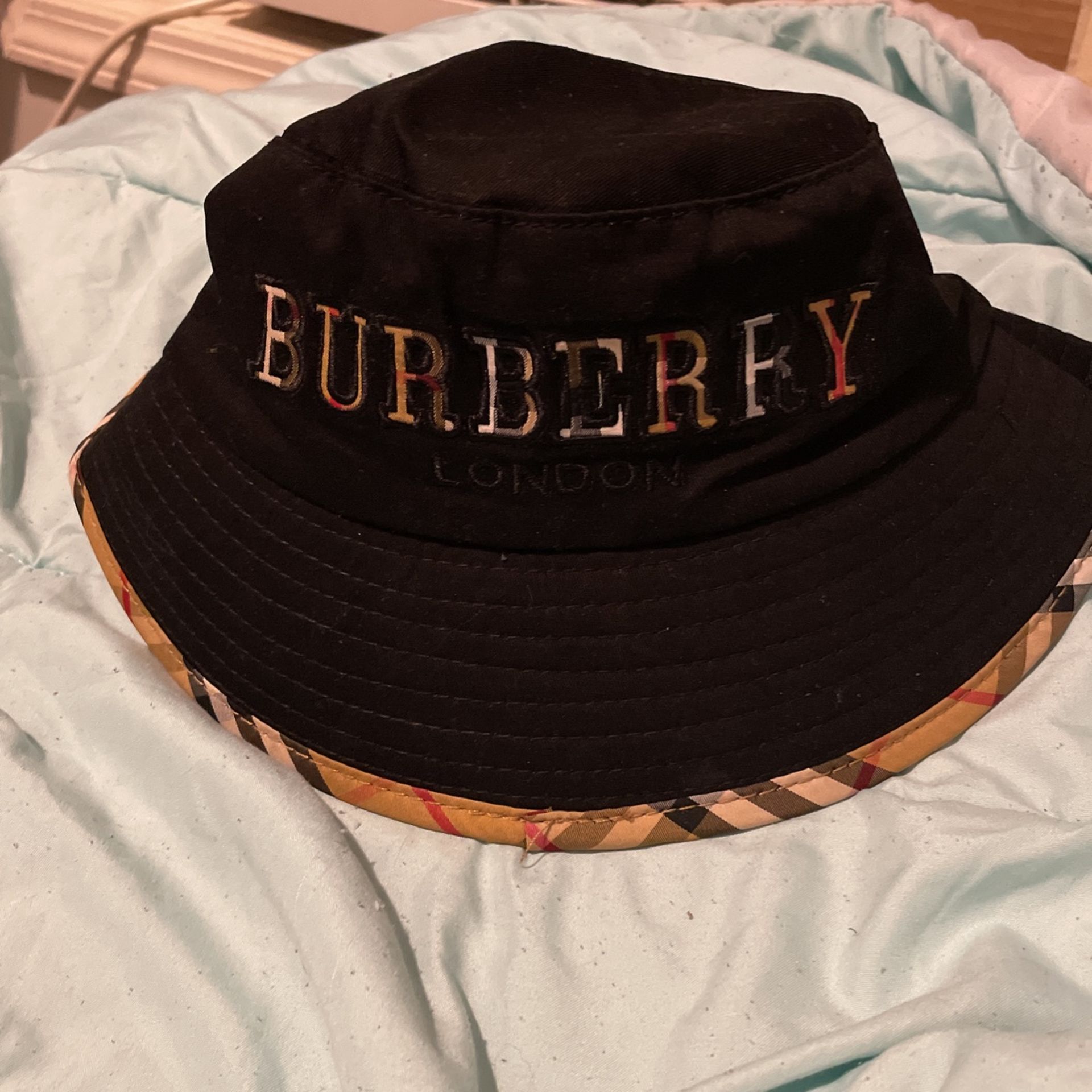 Burberry Men s Cap fashionable With Transparent